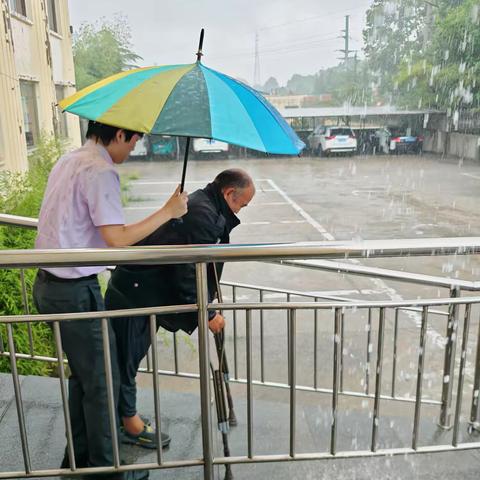 真心服务为客户，暴雨之中显真情