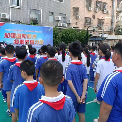军绿为底    深红着色     点燃爱国火种 ——记鹏达学校四年级国防教育
