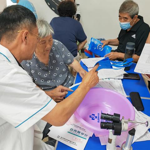 “粽情端午送健康，相约健康楼社区”爱心义诊活动