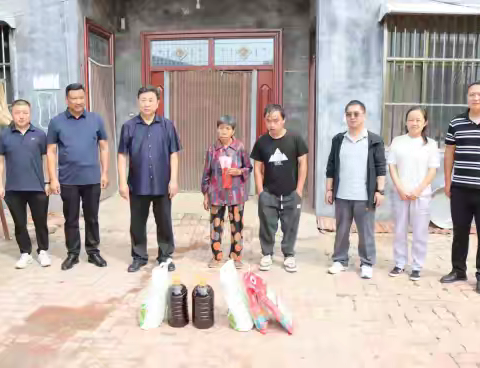 华龙区行政审批和政务信息管理局 开展中秋节慰问贫困群众活动