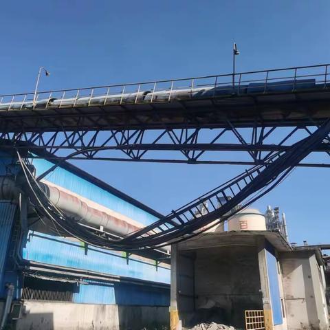 水城公司员工高温下紧急消除高压主电缆桥架隐患保安全