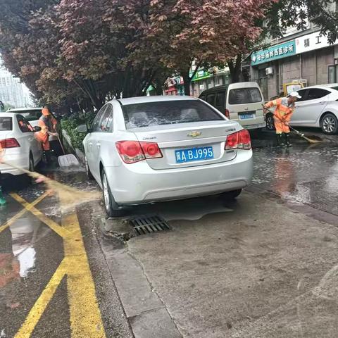 雨后精细保洁 守护城市“容颜”