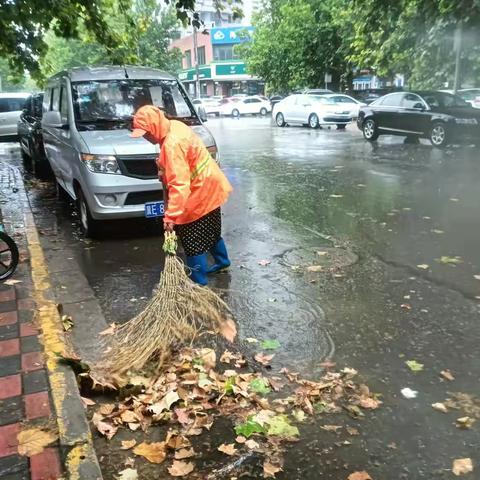 雨中提高精细化保洁质量