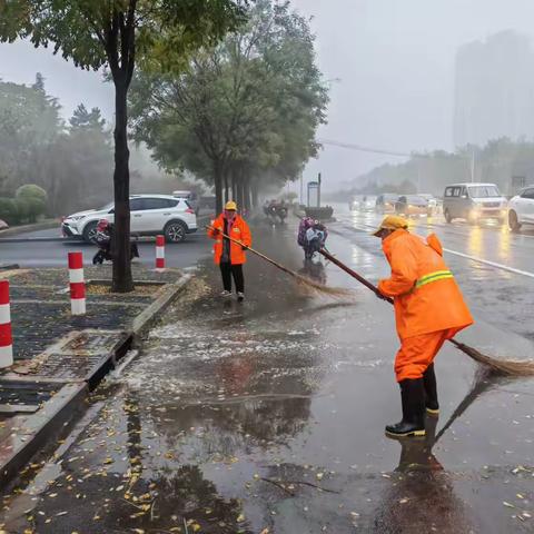 雨中作业不停歇 全员在岗保清洁