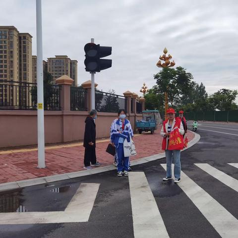 【开发区实验小学六一班.护学】家长“护学岗”靓丽“风景线”