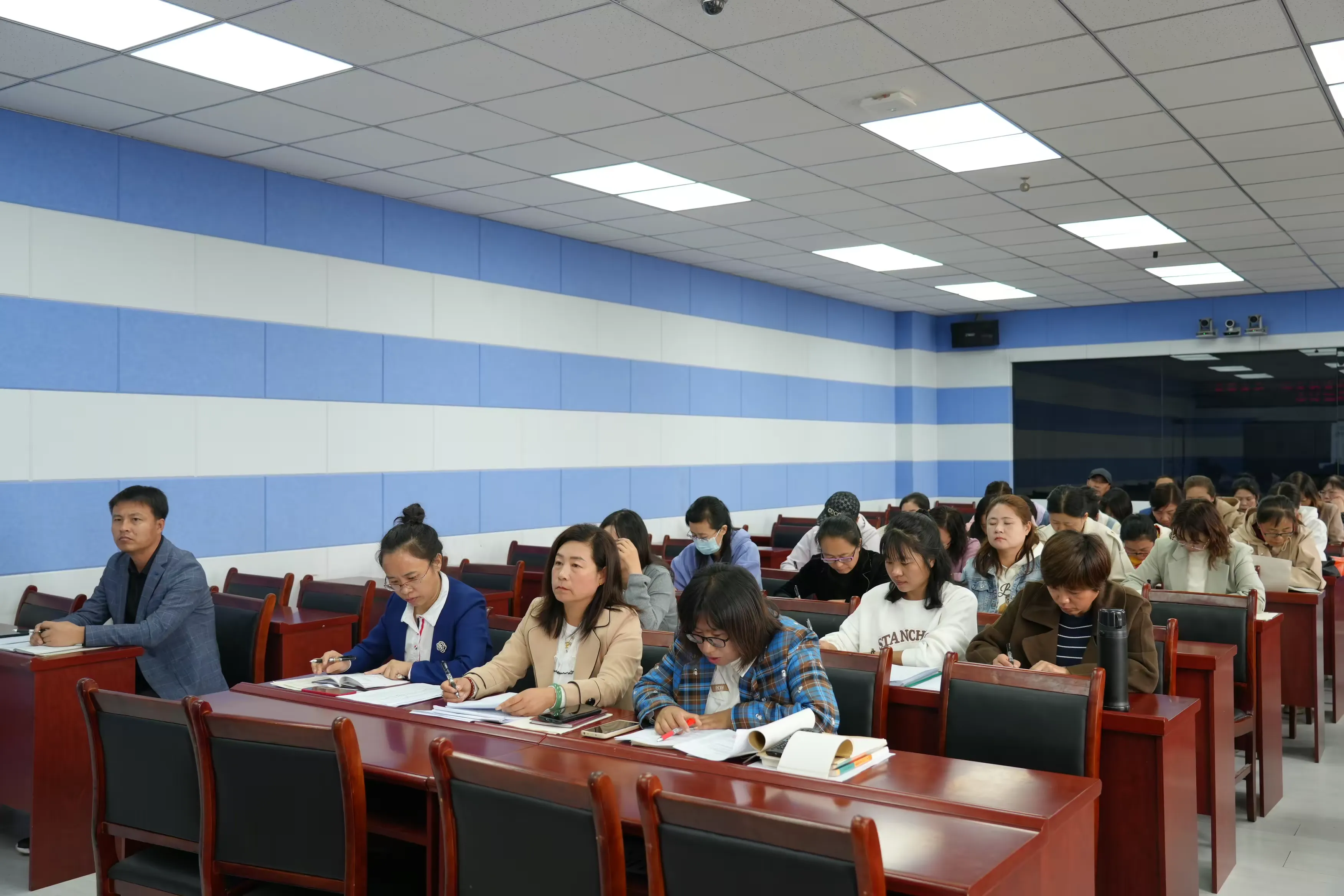 简篇-理念引领教学
模式助力课堂
——华家小学“基于教学改革、融合信息技术的‘生本课堂’教与学模式”教学研讨会纪实