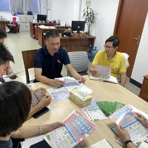 龙翔社区居委会在认真学习垃圾分类知识