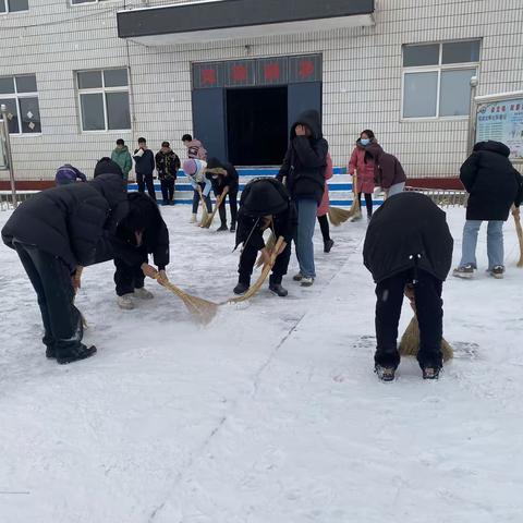 不惧严寒清积雪 为保安全美校园——杨柳庄小学开展扫雪清雪行动