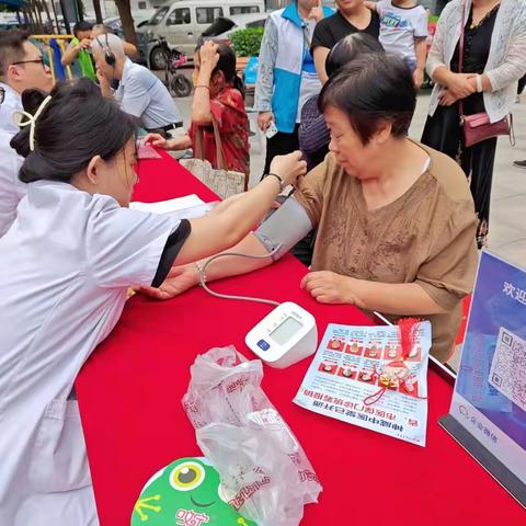 【东里街道珍集社区】珍集社区开展迎双节公益义诊义剪活动