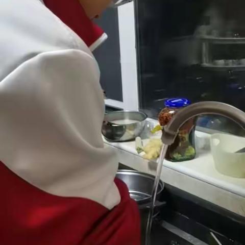 鸿文初十八班新闻孝心作业