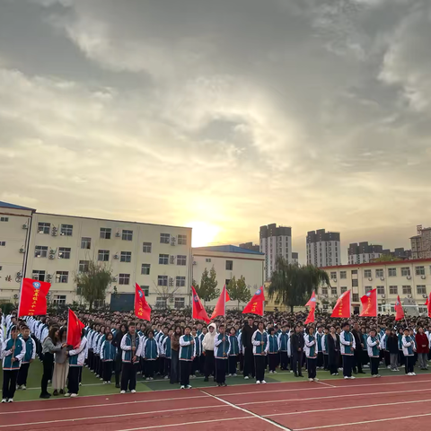 晨光中的荣耀起航—曹县实验中学举行“激发学习动力，树立理想信念”主题升旗仪式