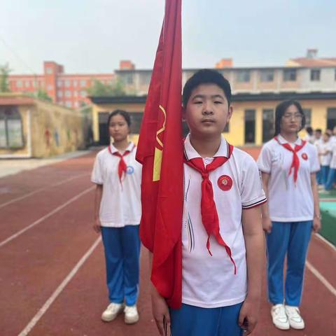 ＂童心向党，红映校园＂一一定陶区半堤镇关工委走进半堤镇兴隆实验学校参加少先入队仪式