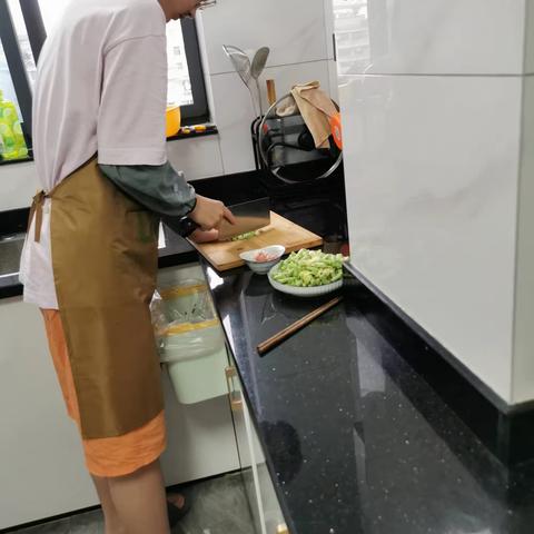 今日份小厨师上线，为爸妈做一道肉片炒四季豆