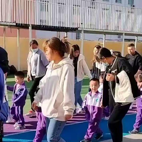 德兴幼儿园小三班第八届趣味运动会