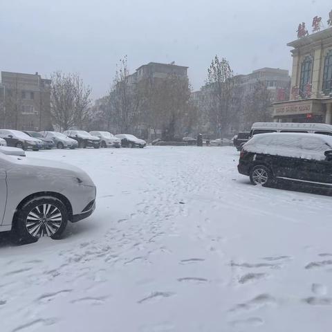 【工行好服务】中山广场中华东路支行迅速启动防雪预案，为客户营造舒适安全的业务办理环境