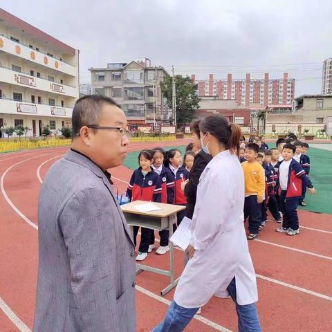 【关爱学生  幸福成长——武安在行动】记学生脊柱侧弯检测活动