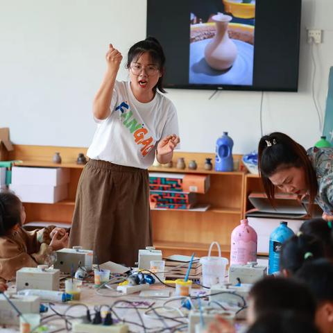 今天梵高的老师来幼儿园给宝贝们上陶艺课啦！ 课程主题:手指泥塑 这课程由平面转为立体，我们带孩子们认识并欣赏泥塑大师及其作品，了解泥塑的起源以及是如何产生和发展的，通过迷你拉坯机，每人一台，学习拉坯！