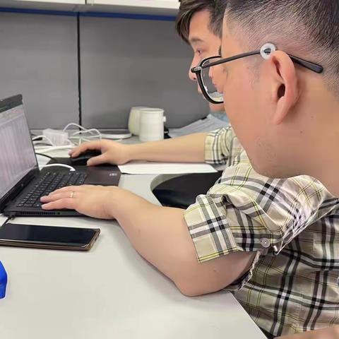 深掘客户需求，主动向前服务，互联网BD党支部赢得大规模机柜提前商用