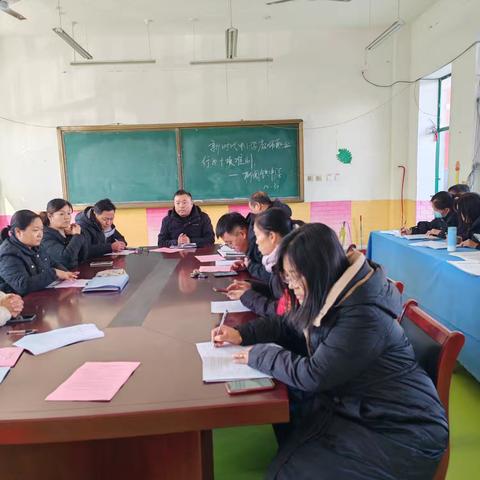 柳园镇中学组织教师学习《新时代中小学教师职业行为十项准则》