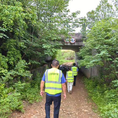 抚州高新区护路办“五一”期间开展铁路护路隐患排查