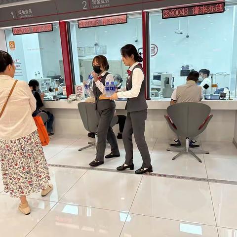 金钟支行暖心服务提升品质，灵活窗口缓解客户等候焦虑
