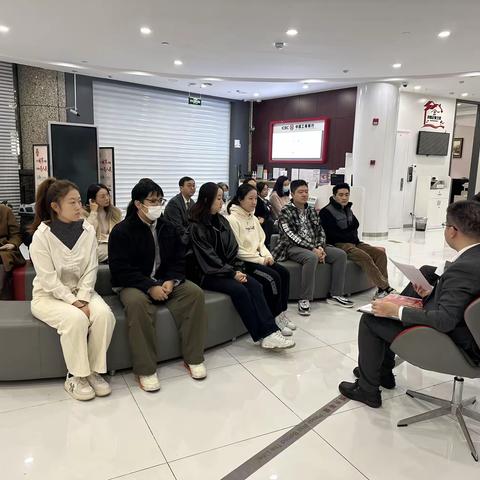 金钟支行全体员工召开内控案防主题分析会