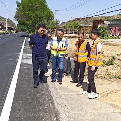 临汾公路分局杨局长一行莅临我段二期养护工程进行督导检查