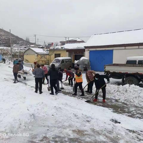 团结一心清积雪，凝心聚力保畅通