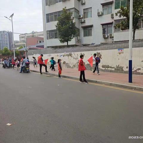 站好护学岗，撑起幸福伞——许昌市南关村小学西校区二（1）班家长护学岗