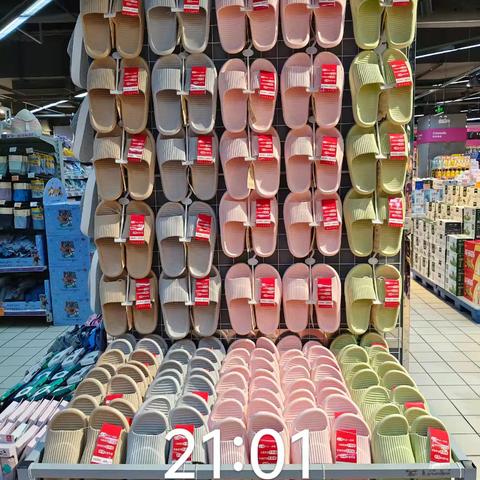 赤壁店福踏行、快鹿凉拖陈列