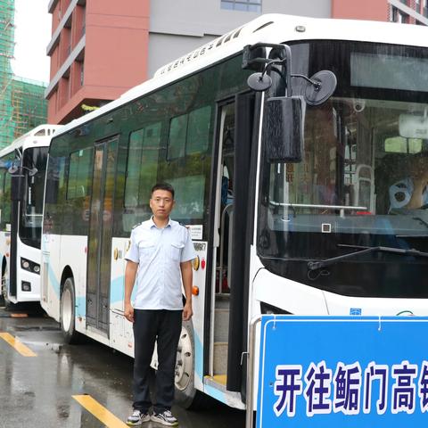 雨中坚守护学岗，护航学子回家路