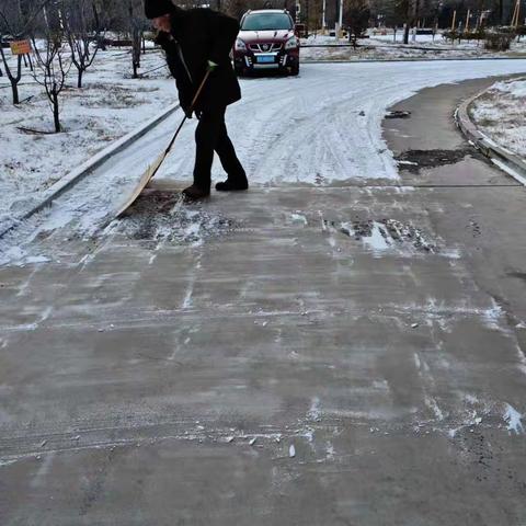 🌨️初雪已落，寒冬将至☃️👊 物业扫雪小分队💪 持续为业主出行保驾护航，小区除雪持续进行中❄️❤【物业服务中心】温馨提示您：及时增添衣物，做好防寒保暖，雪天路滑，缓步慢行，注意脚下❤️