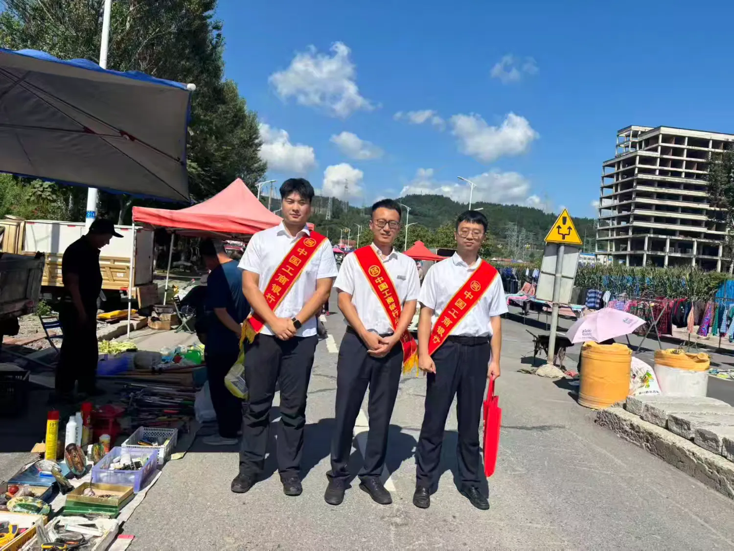 简篇-中国工商银行江源孙家堡子支行前往金融服务点爱民村宣传普惠贷款及金融政策