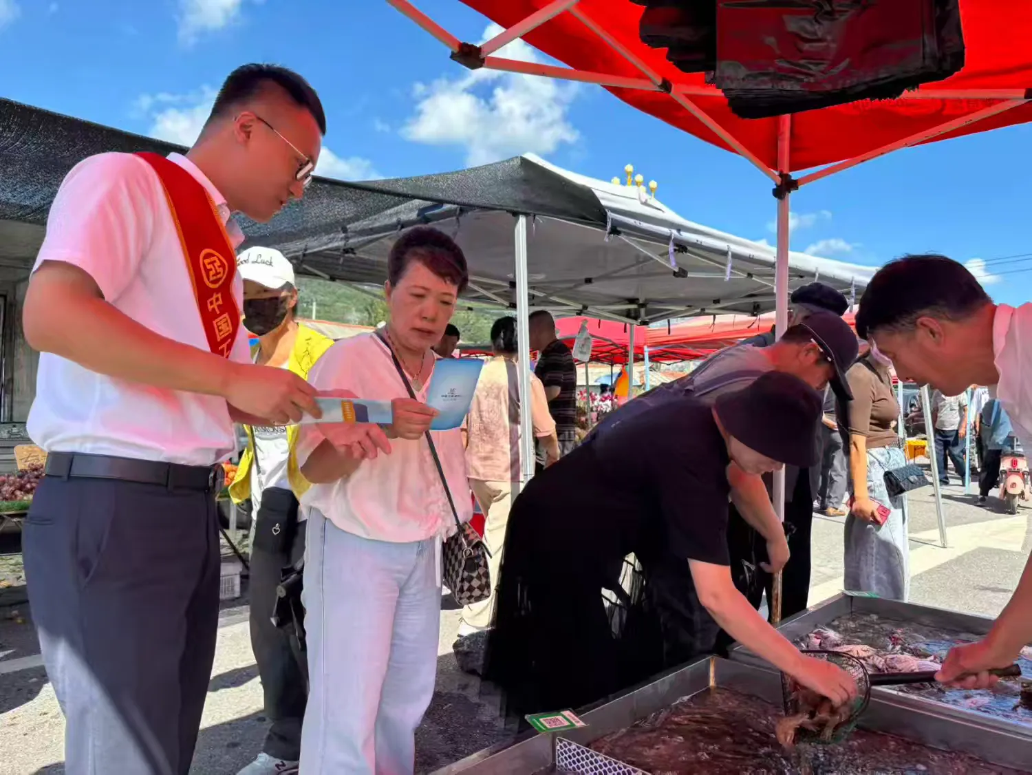 简篇-中国工商银行江源孙家堡子支行前往金融服务点爱民村宣传普惠贷款及金融政策