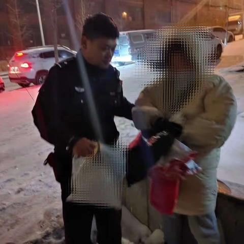 雪中坚守  河东民警帮助群众找回遗失物品