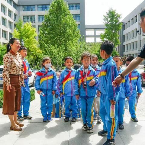 西夏区第九小学三一班师生参观   “和合共生·美美与共”——设计艺术学院第十八届毕业作品展