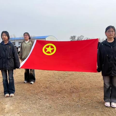 卧牛河镇初级中学“扬五四风帆  谱青春华章”入团仪式