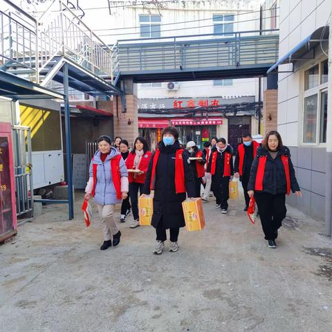 金耀街道前锋社区网格员配合社区开展冬至活动