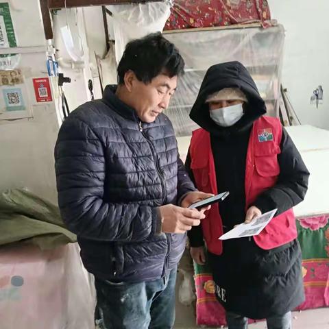 金耀街道前锋社区网格员配合社区开展满意度调查