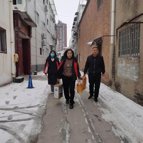 金耀街道前锋社区网格员配合社区开展春节慰问活动