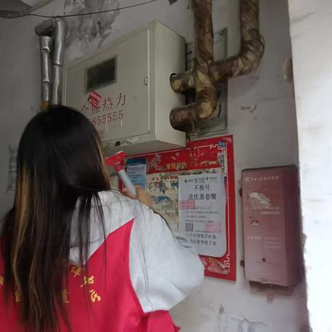 金耀街道前锋社区网格员在辖区清理小广告和排查路面积水