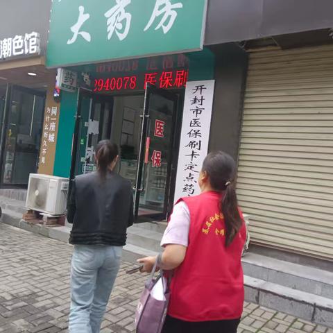 金耀街道前锋社区网格员协助社区开展消防安全隐患排查