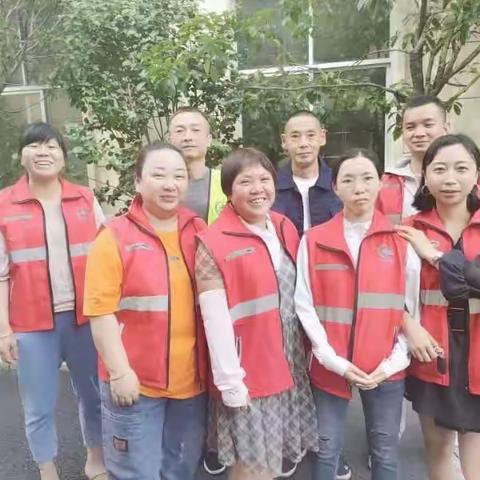 近日我县阴雨天气持续不断，针对这一现状，城西片根据天气变化，科学调配车辆、人员，进一步加大环境保洁。