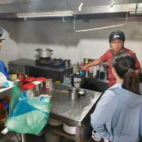 福祥社区联合城管、燃气公司对辖区内的燃气使用店铺进行安全生产宣传活动