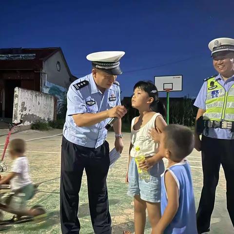 太平街道交警进社区，宣传交通安全知识
