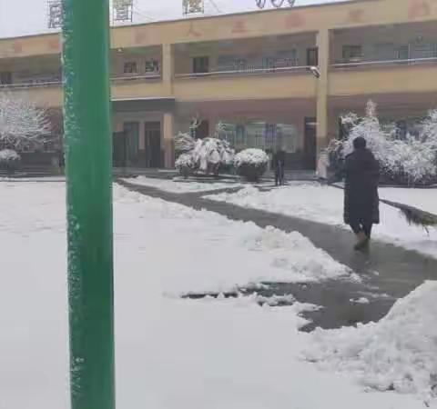 “积雪满校园，扫雪护安全”——太公镇芳兰完全小学扫雪纪实