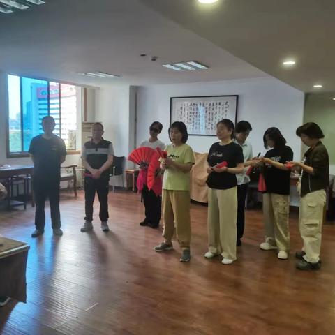 乐山分行退休老同志太极扇兴趣班开班了