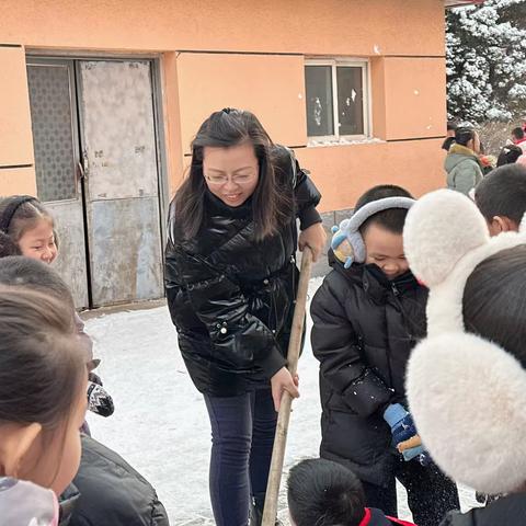 清除积雪保安全 家校携手暖心窝——实验小学二（3）班家校共育，一起清雪