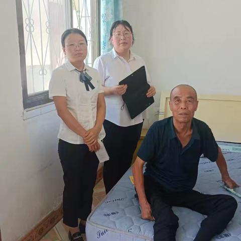 不是简单的服务上门，而是把银行柜台“搬到”了老人的炕头。