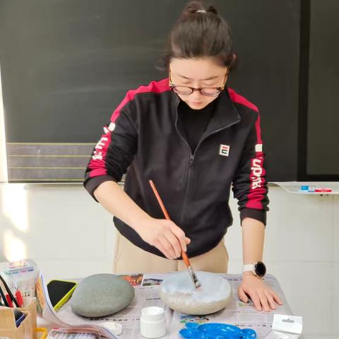 工作室举办“绘出梦想 石在有趣”手绘石头画实践活动